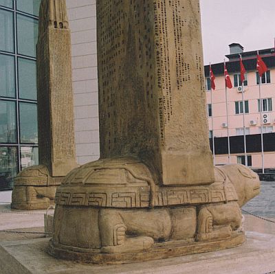 orhun anıtı maketi,bilge kağan göktürk tonyukuk yazıtı abidesi heykeli,patine tekniğinde taş dokusunun verildiği tarihi anıtlar.yapımı tasarımı imalatı yapım tasarım